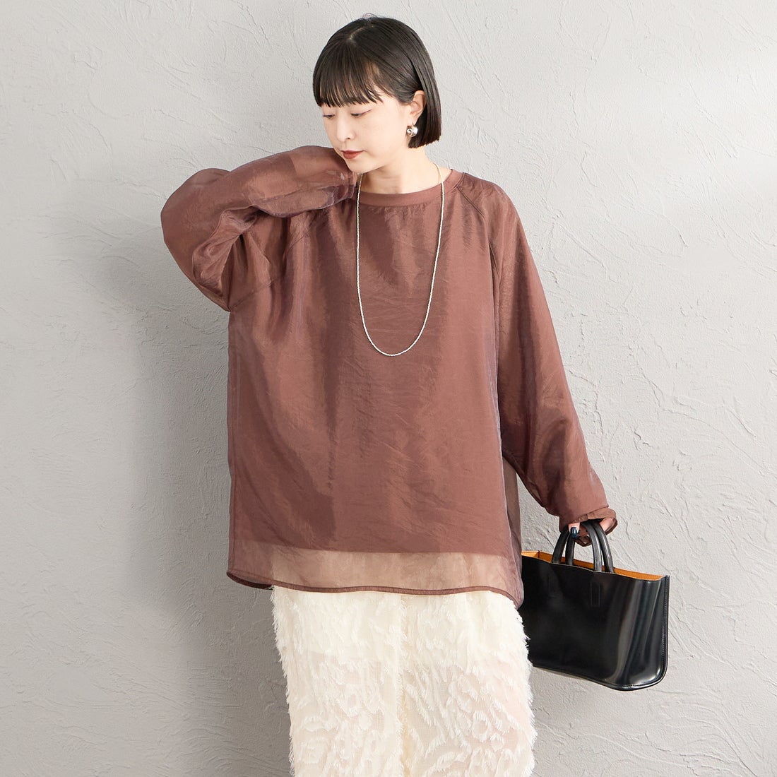 nenom [ネノム] ラグランシアーレイヤードTシャツ [NE25132014] 28 BROWN &&モデル身長：150cm 着用サイズ：F&&