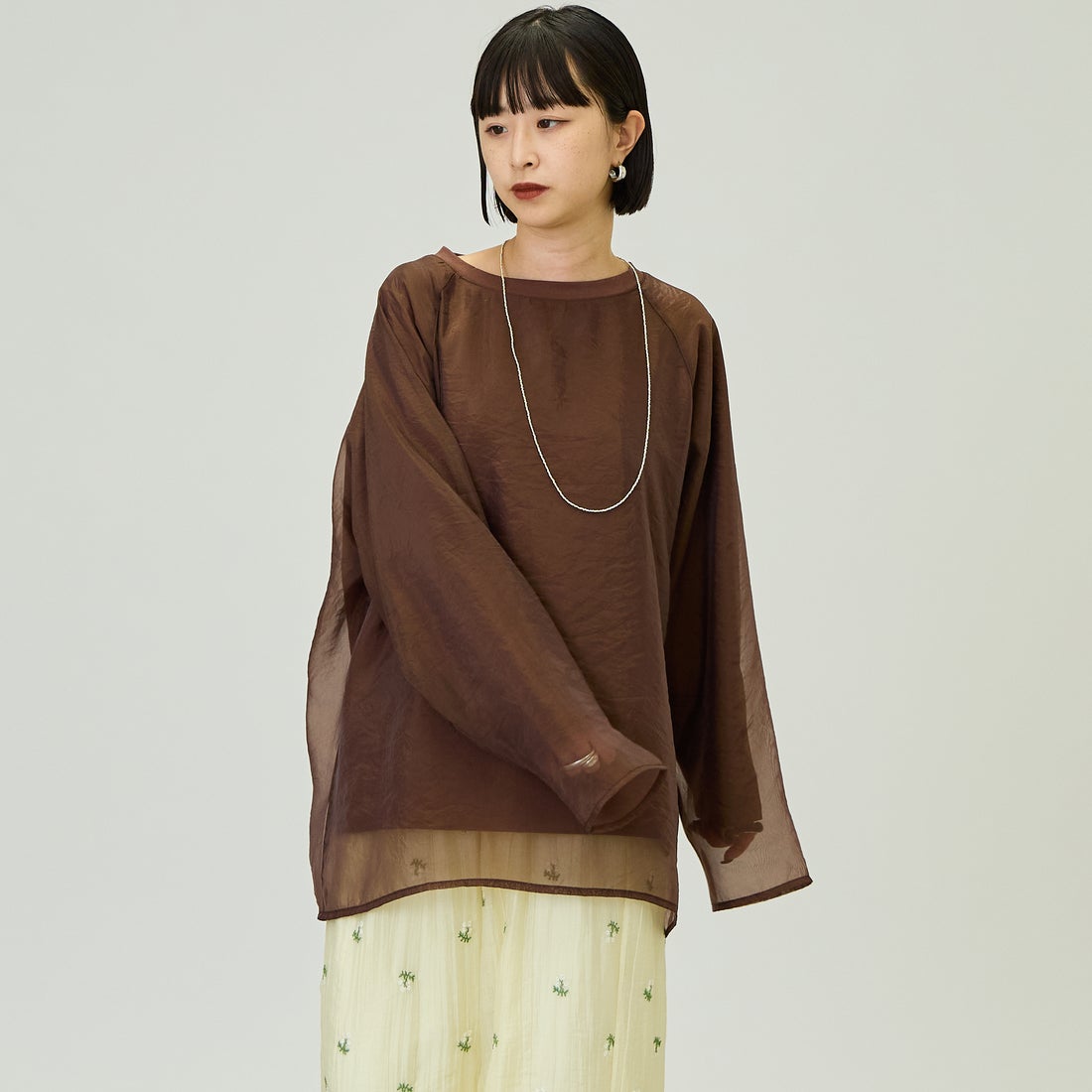 nenom [ネノム] ラグランシアーレイヤードTシャツ [NE25132014] 28 BROWN &&モデル身長：150cm 着用サイズ：F&&