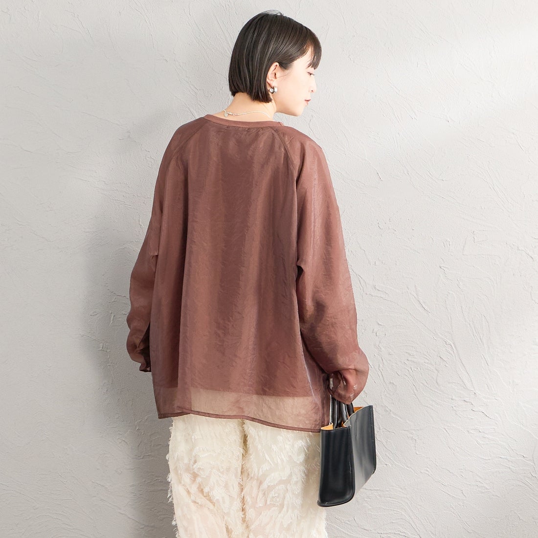 nenom [ネノム] ラグランシアーレイヤードTシャツ [NE25132014] 28 BROWN &&モデル身長：150cm 着用サイズ：F&&