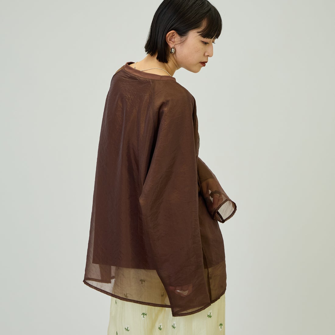 nenom [ネノム] ラグランシアーレイヤードTシャツ [NE25132014] 28 BROWN &&モデル身長：150cm 着用サイズ：F&&