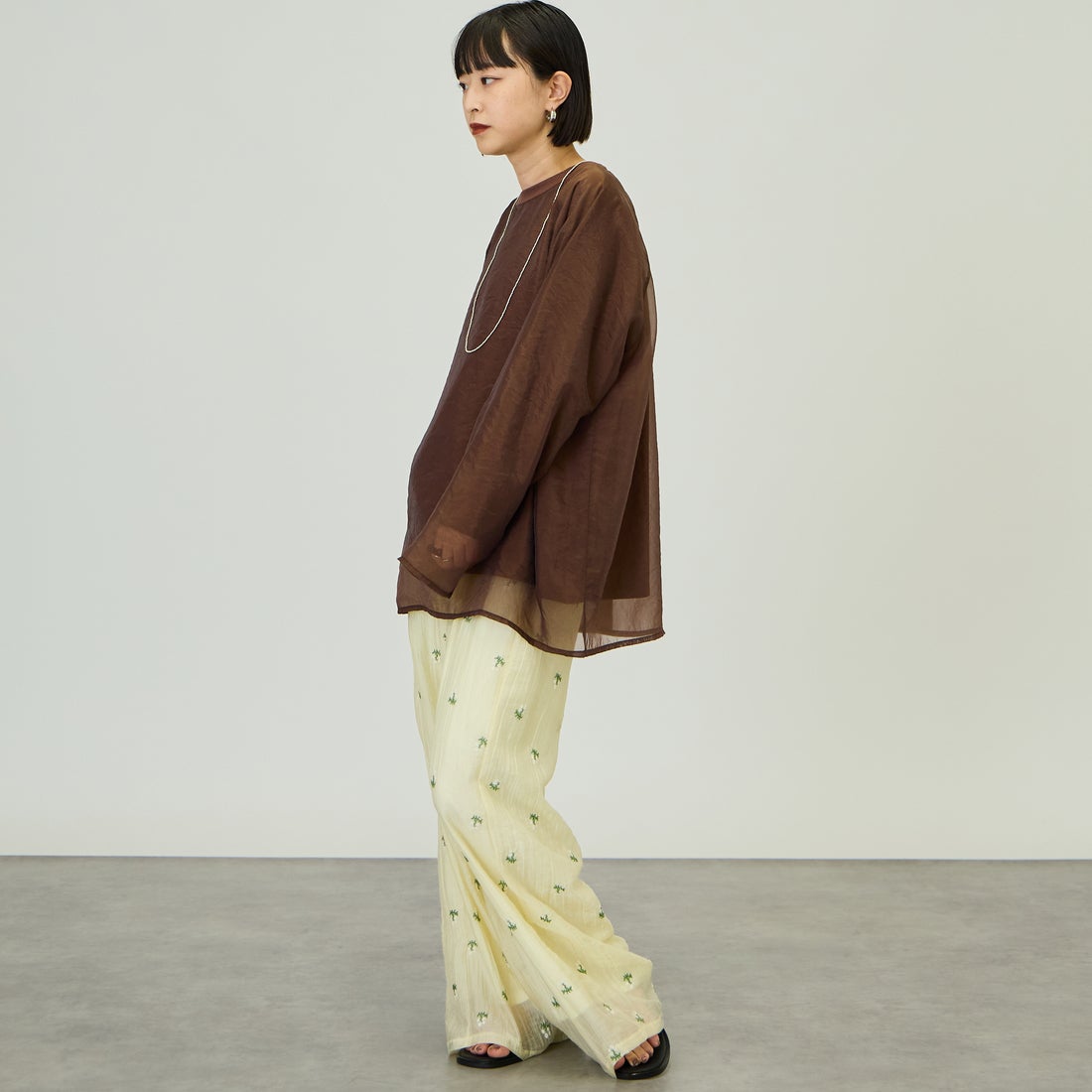 nenom [ネノム] ラグランシアーレイヤードTシャツ [NE25132014] 28 BROWN &&モデル身長：150cm 着用サイズ：F&&