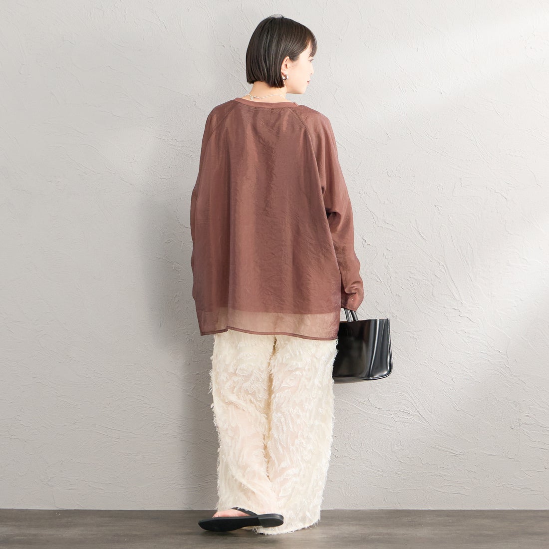 nenom [ネノム] ラグランシアーレイヤードTシャツ [NE25132014] 28 BROWN &&モデル身長：150cm 着用サイズ：F&&