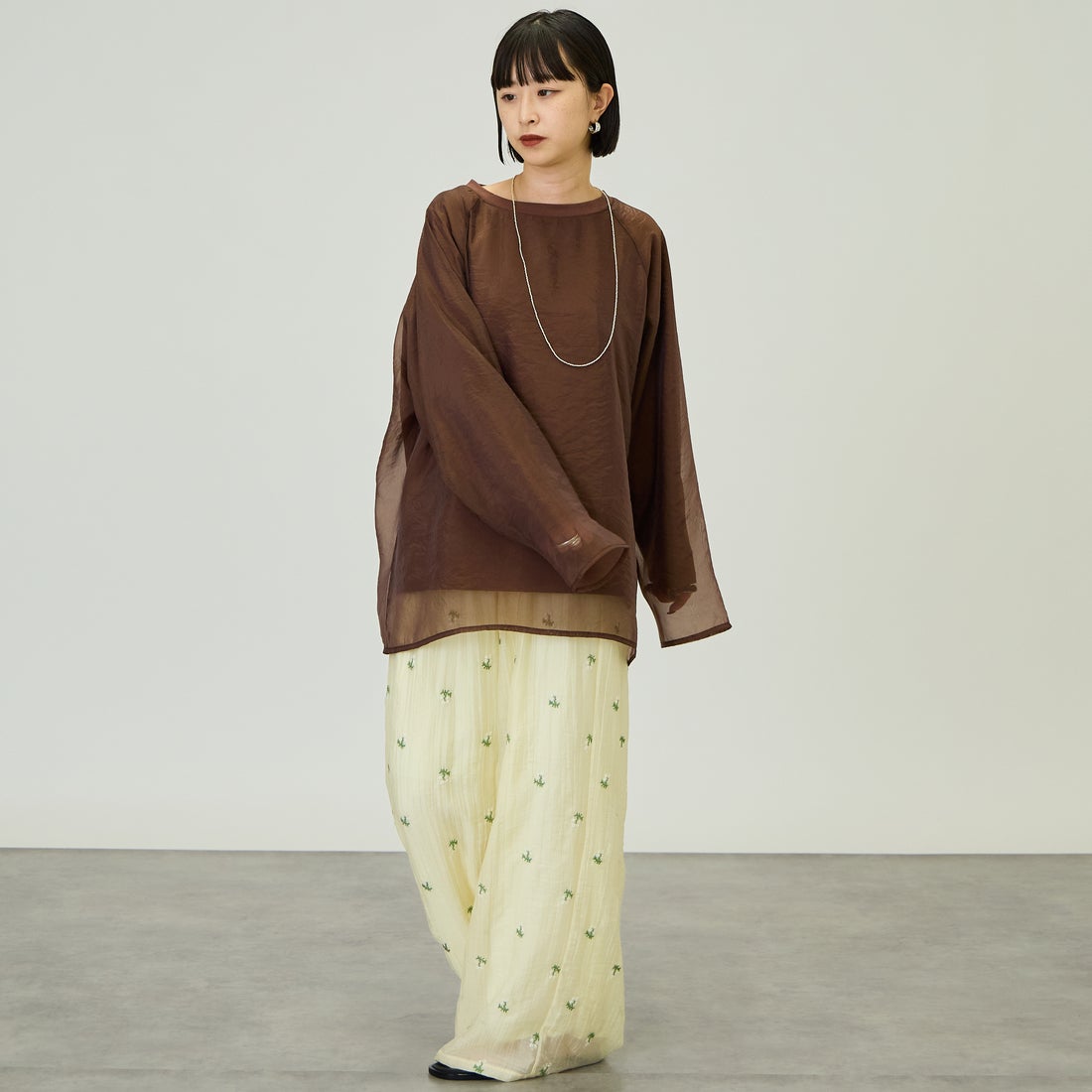 nenom [ネノム] ラグランシアーレイヤードTシャツ [NE25132014] 28 BROWN &&モデル身長：150cm 着用サイズ：F&&
