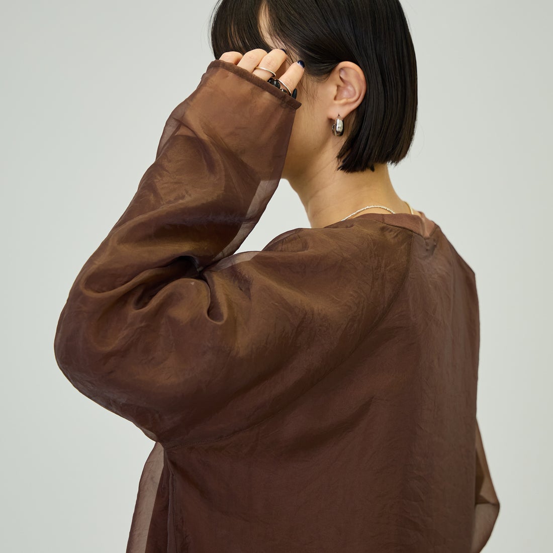 nenom [ネノム] ラグランシアーレイヤードTシャツ [NE25132014] 28 BROWN &&モデル身長：150cm 着用サイズ：F&&