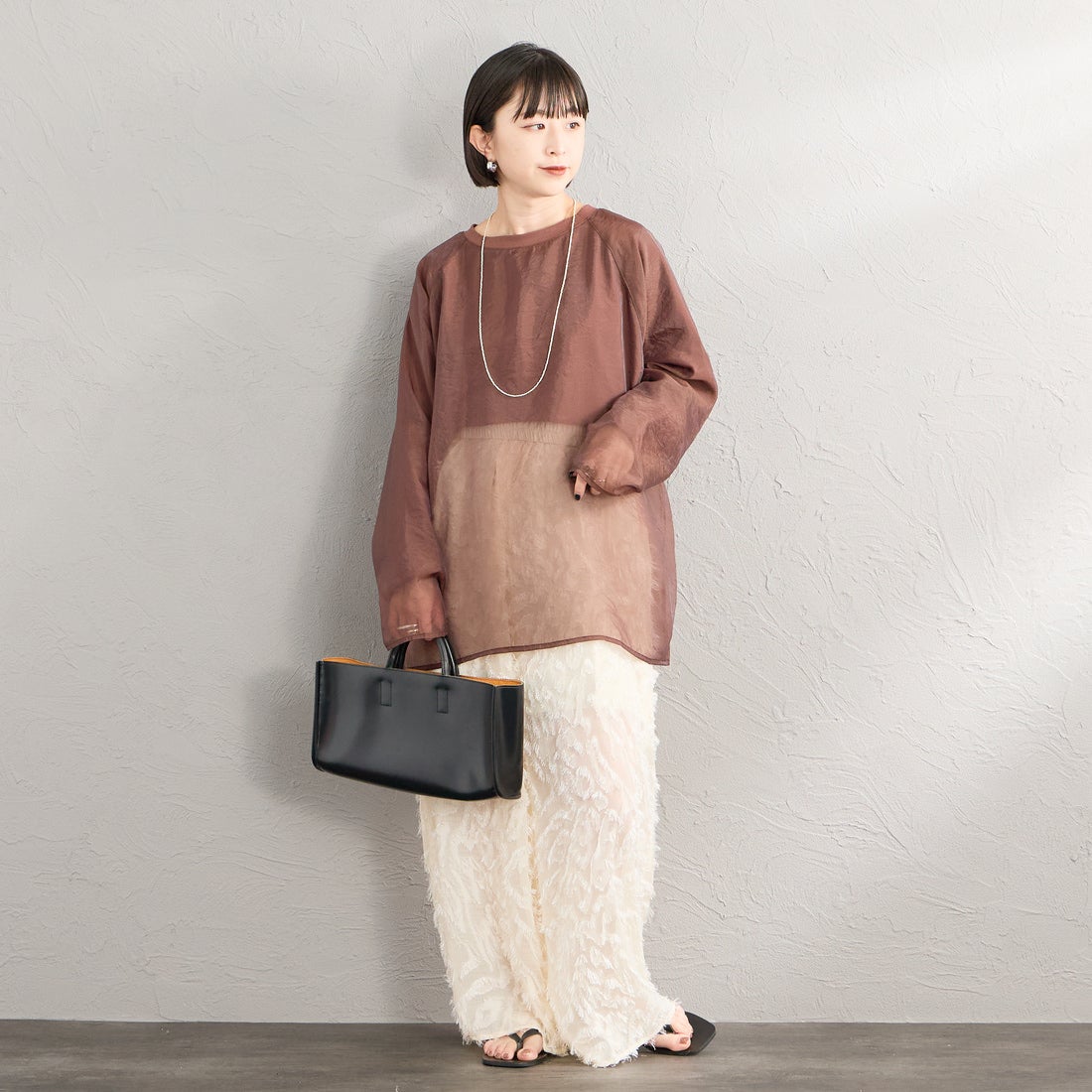 nenom [ネノム] ラグランシアーレイヤードTシャツ [NE25132014] 28 BROWN &&モデル身長：150cm 着用サイズ：F&&
