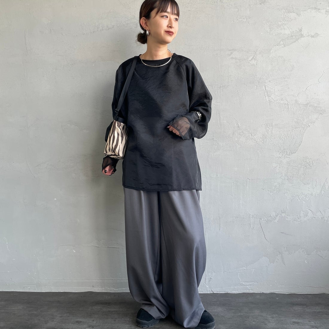 nenom [ネノム] ラグランシアーレイヤードTシャツ [NE25132014] 09 BLACK &&モデル身長：150cm 着用サイズ：F&&