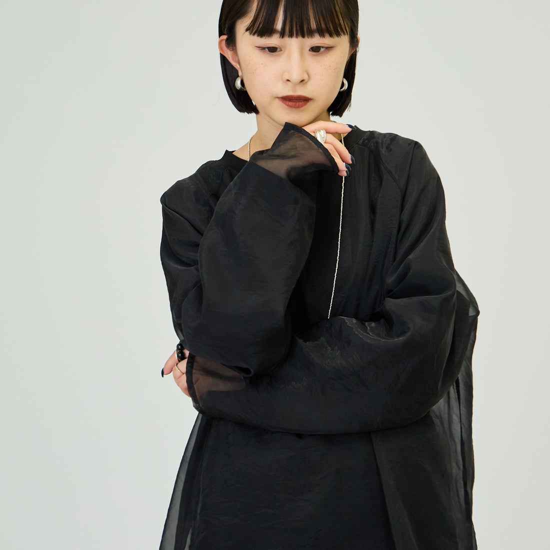 nenom [ネノム] ラグランシアーレイヤードTシャツ [NE25132014] 09 BLACK &&モデル身長：150cm 着用サイズ：F&&
