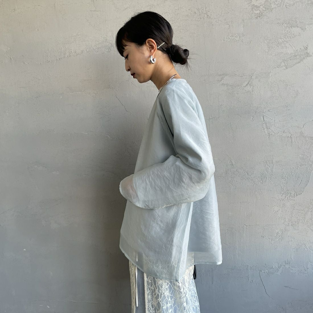 nenom [ネノム] ラグランシアーレイヤードTシャツ [NE25132014] 10 SAX &&モデル身長：150cm 着用サイズ：F&&