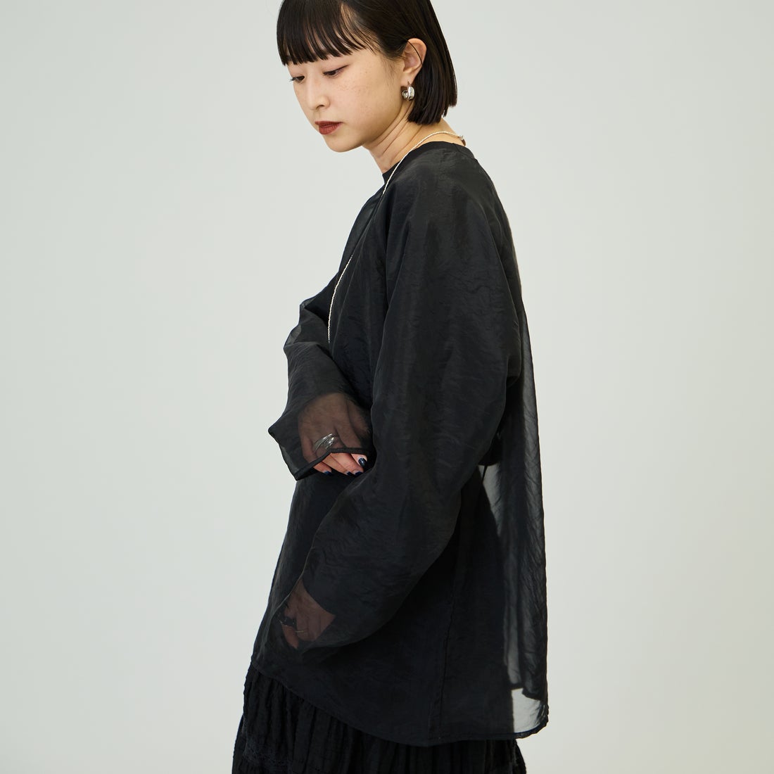 nenom [ネノム] ラグランシアーレイヤードTシャツ [NE25132014] 09 BLACK &&モデル身長：150cm 着用サイズ：F&&