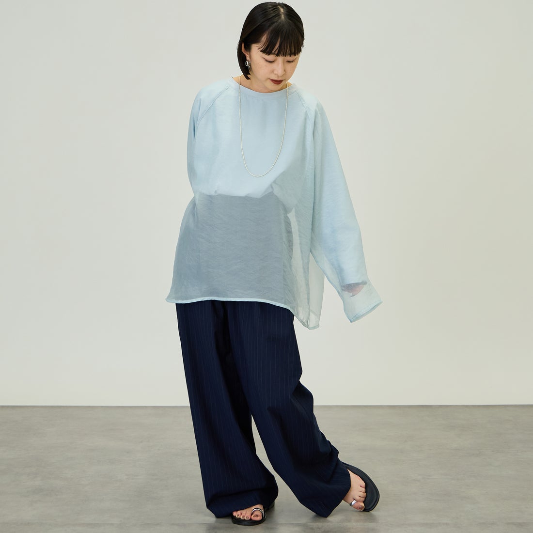 nenom [ネノム] ラグランシアーレイヤードTシャツ [NE25132014] 10 SAX &&モデル身長：150cm 着用サイズ：F&&