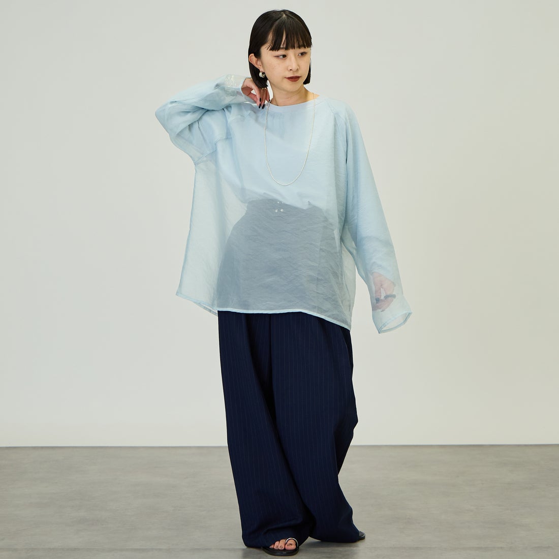 nenom [ネノム] ラグランシアーレイヤードTシャツ [NE25132014] 10 SAX &&モデル身長：150cm 着用サイズ：F&&