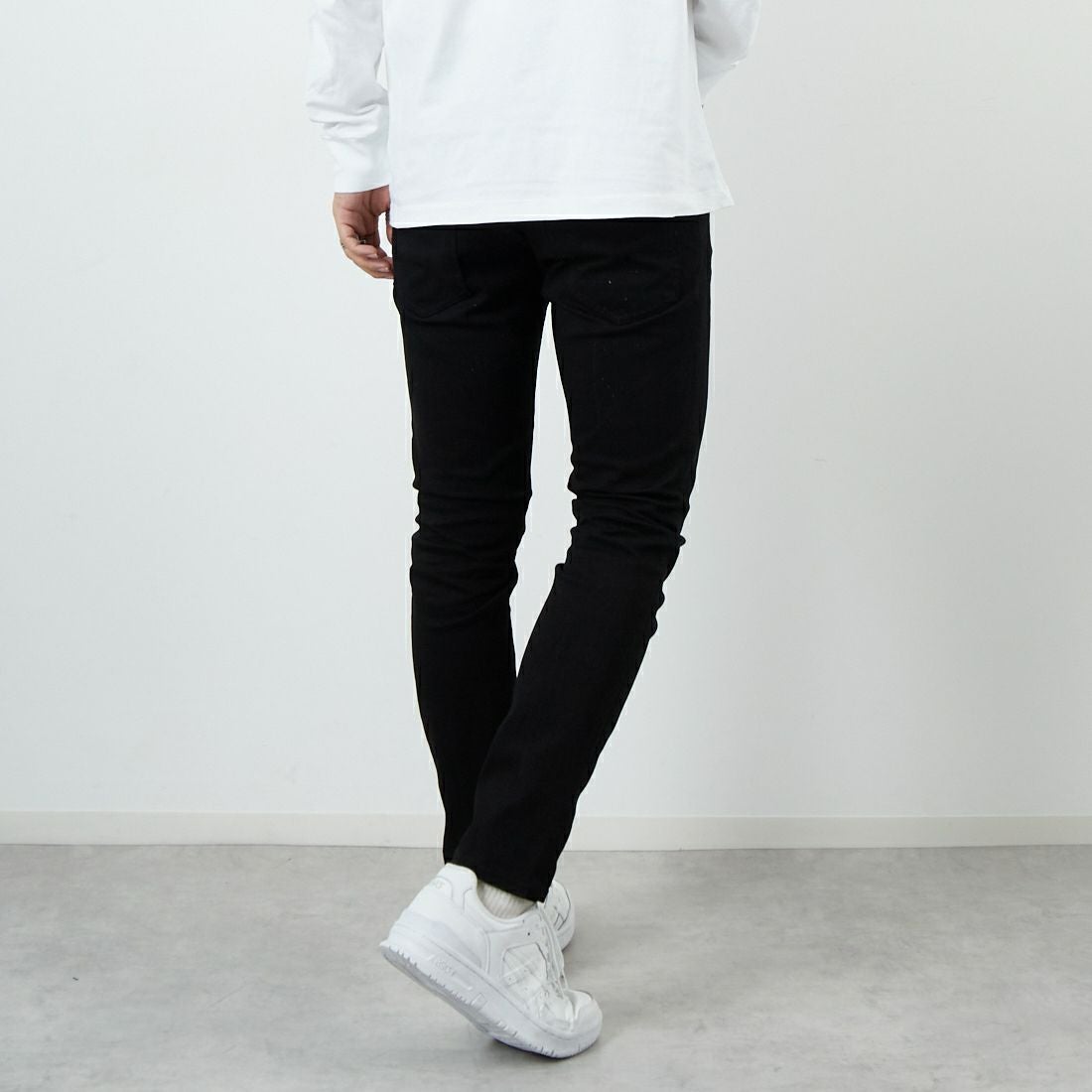 Dsquared2 [ディースクエアード] SKATERジーンズ [74LB1743-39781] 900 BLACK &&モデル身長：179cm 着用サイズ：46&&