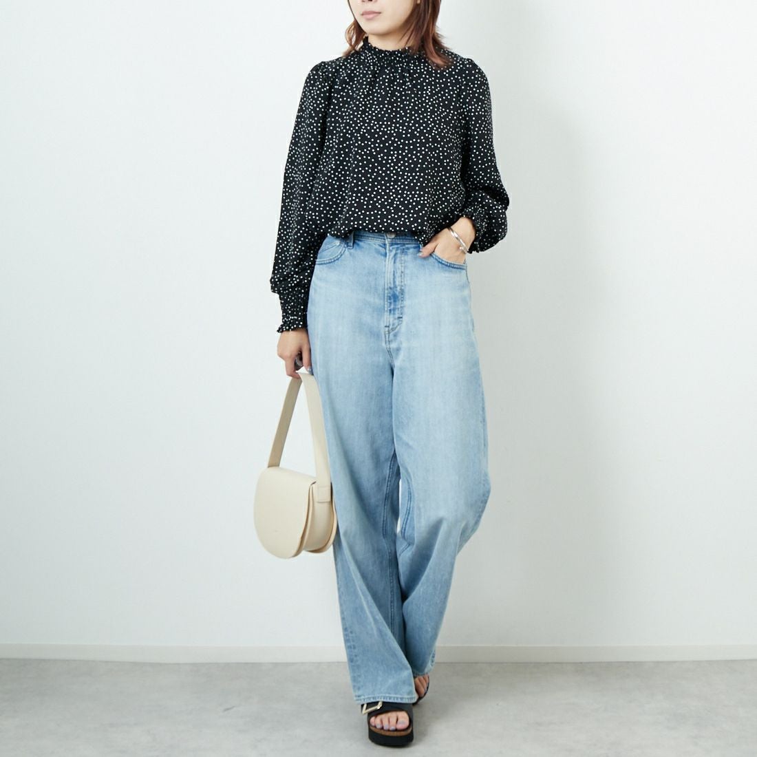 Jf Ready Made [ジェイエフレディメイド] シャーリングネック アソートブラウス [3104301] 895 ｸﾛ/ｼﾛ &&モデル身長：167cm 着用サイズ：F&&