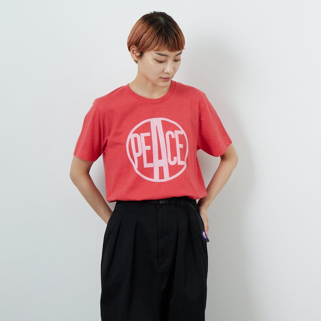 BLUESCENTRIC [ブルースセントリック] ウッドストック ピースロゴTシャツ [BLC1100014] H.RED &&モデル身長：160cm 着用サイズ：M&&