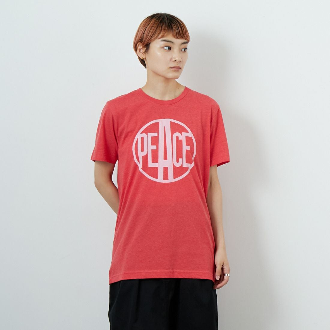 BLUESCENTRIC [ブルースセントリック] ウッドストック ピースロゴTシャツ [BLC1100014] H.RED &&モデル身長：160cm 着用サイズ：M&&
