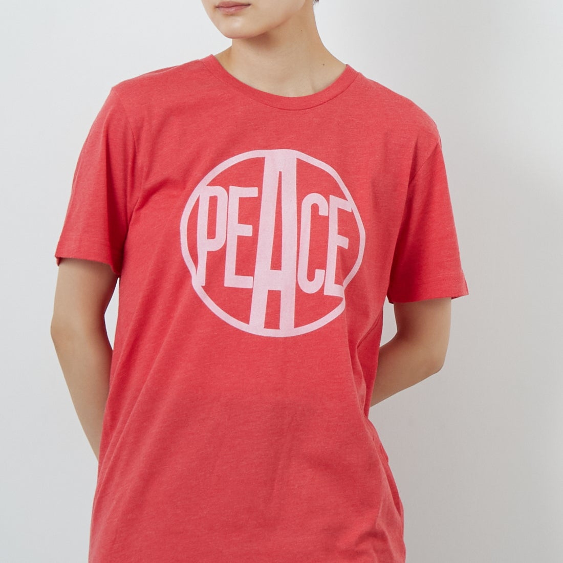 BLUESCENTRIC [ブルースセントリック] ウッドストック ピースロゴTシャツ [BLC1100014] H.RED &&モデル身長：160cm 着用サイズ：M&&