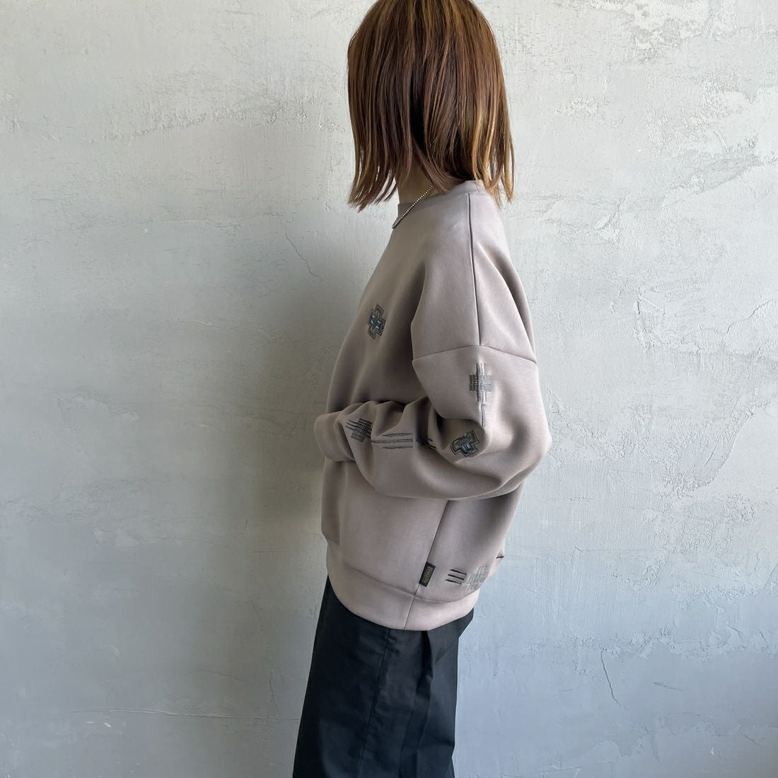 PENDLETON [ペンドルトン] 別注 ネイティブ柄 ダンボールニット クルーネックスウェット [5475-1223-JF] GREIGE &&モデル身長：158cm 着用サイズ：S&&