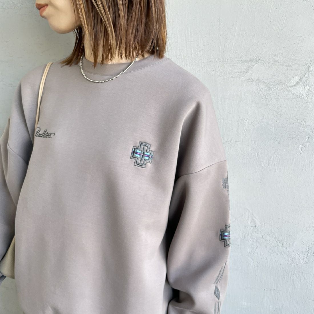 PENDLETON [ペンドルトン] 別注 ネイティブ柄 ダンボールニット クルーネックスウェット [5475-1223-JF] GREIGE &&モデル身長：158cm 着用サイズ：S&&