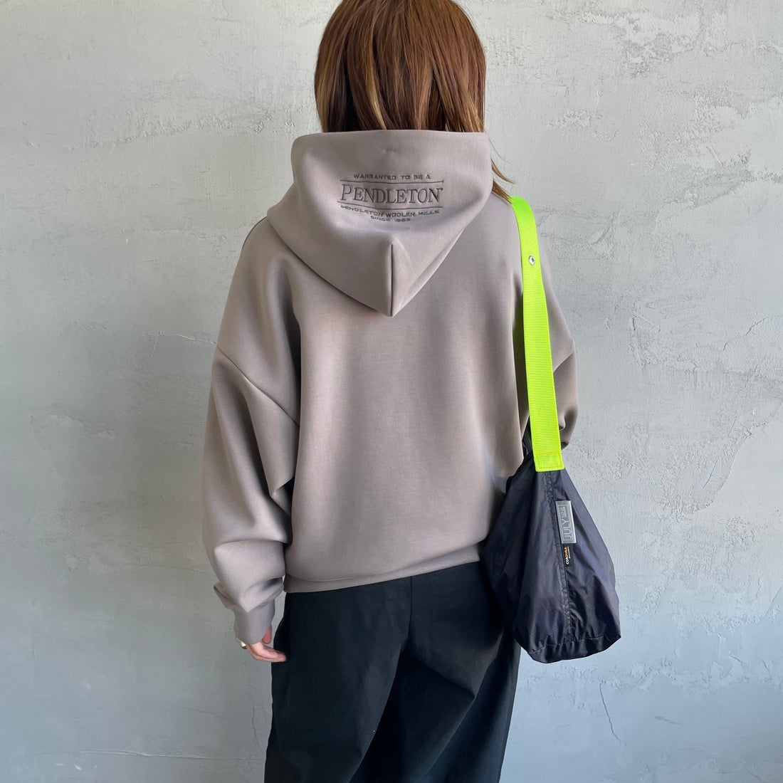 PENDLETON [ペンドルトン] 別注 ネイティブ柄 ダンボールニット スウェットパーカー [5475-1224-JF] GREIGE &&モデル身長：158cm 着用サイズ：S&&