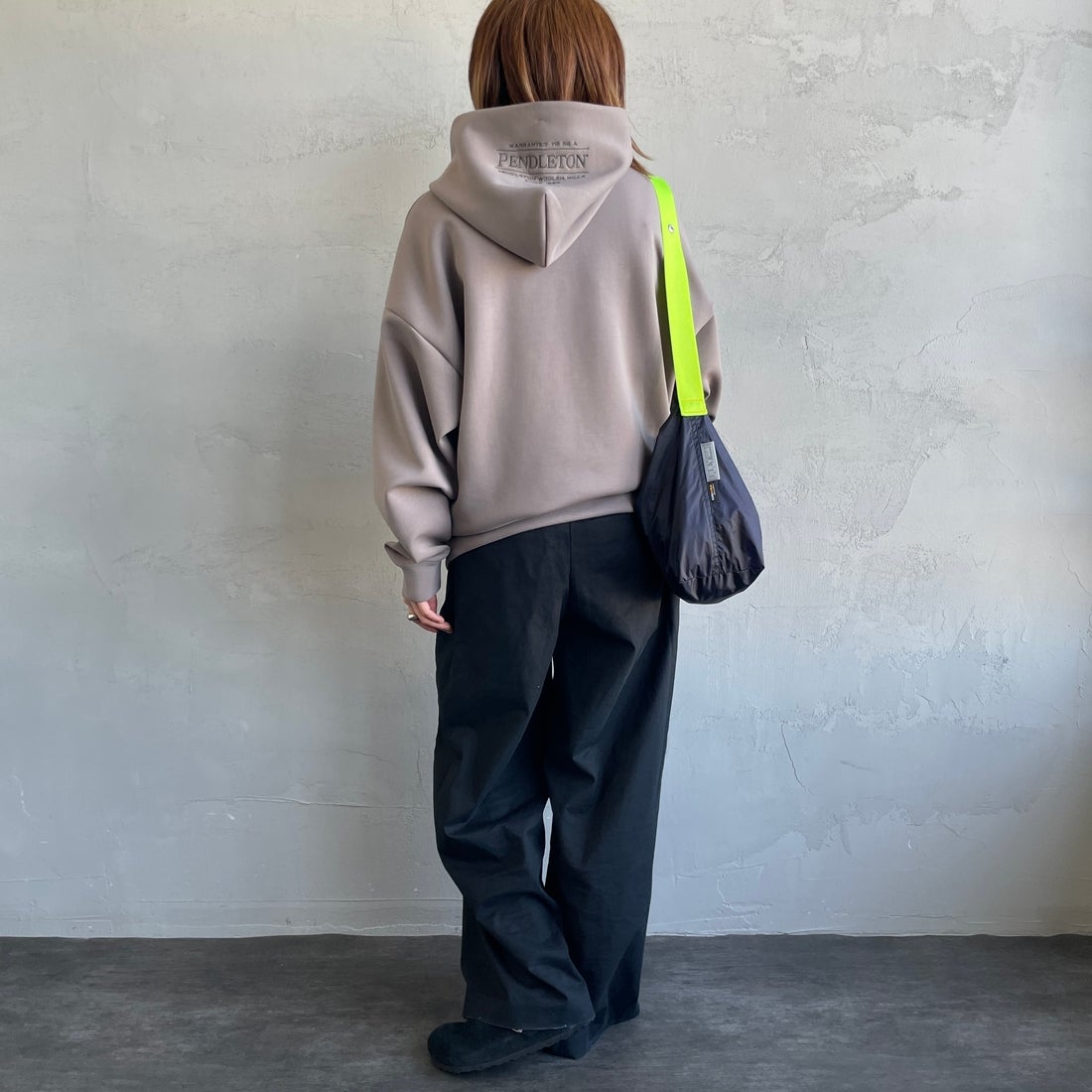 PENDLETON [ペンドルトン] 別注 ネイティブ柄 ダンボールニット スウェットパーカー [5475-1224-JF] GREIGE &&モデル身長：158cm 着用サイズ：S&&