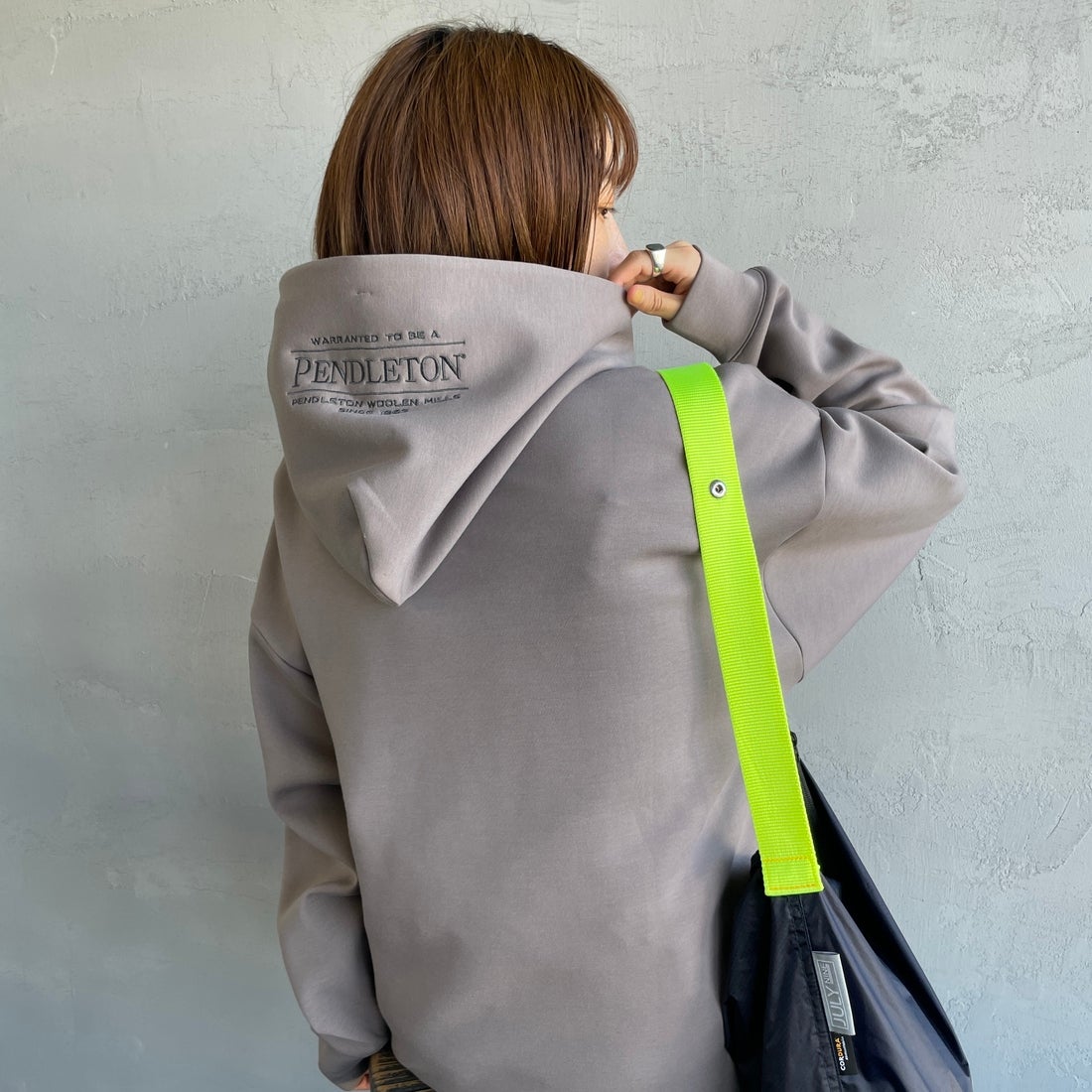 PENDLETON [ペンドルトン] 別注 ネイティブ柄 ダンボールニット スウェットパーカー [5475-1224-JF] GREIGE &&モデル身長：158cm 着用サイズ：S&&