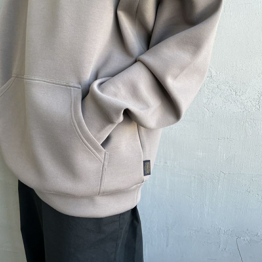 PENDLETON [ペンドルトン] 別注 ネイティブ柄 ダンボールニット スウェットパーカー [5475-1224-JF] GREIGE &&モデル身長：158cm 着用サイズ：S&&