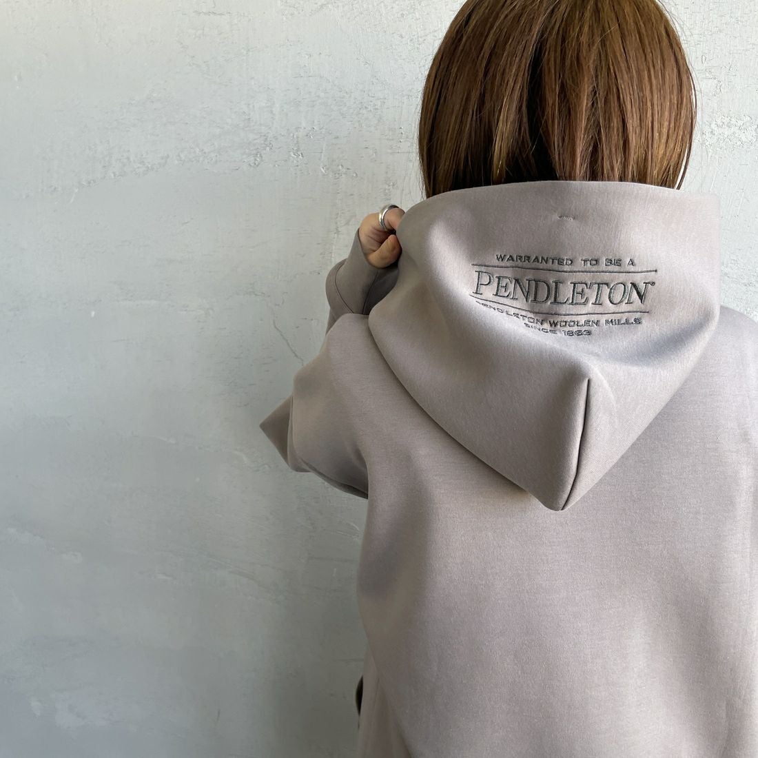 PENDLETON [ペンドルトン] 別注 ネイティブ柄 ダンボールニット スウェットパーカー [5475-1224-JF] GREIGE &&モデル身長：158cm 着用サイズ：S&&