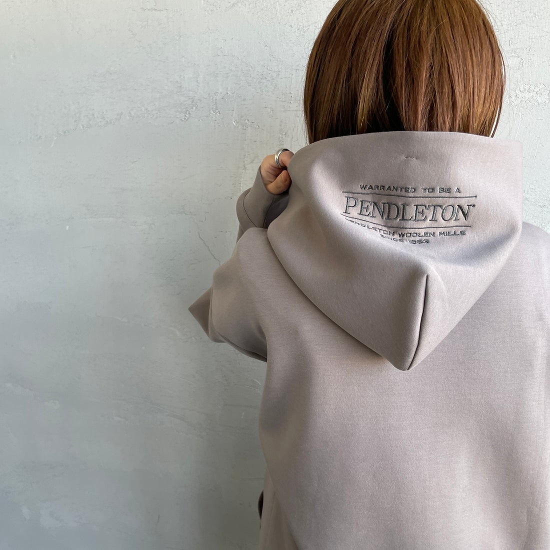 PENDLETON [ペンドルトン] 別注 ネイティブ柄 ダンボールニット スウェットパーカー [5475-1224-JF] GREIGE &&モデル身長：158cm 着用サイズ：S&&