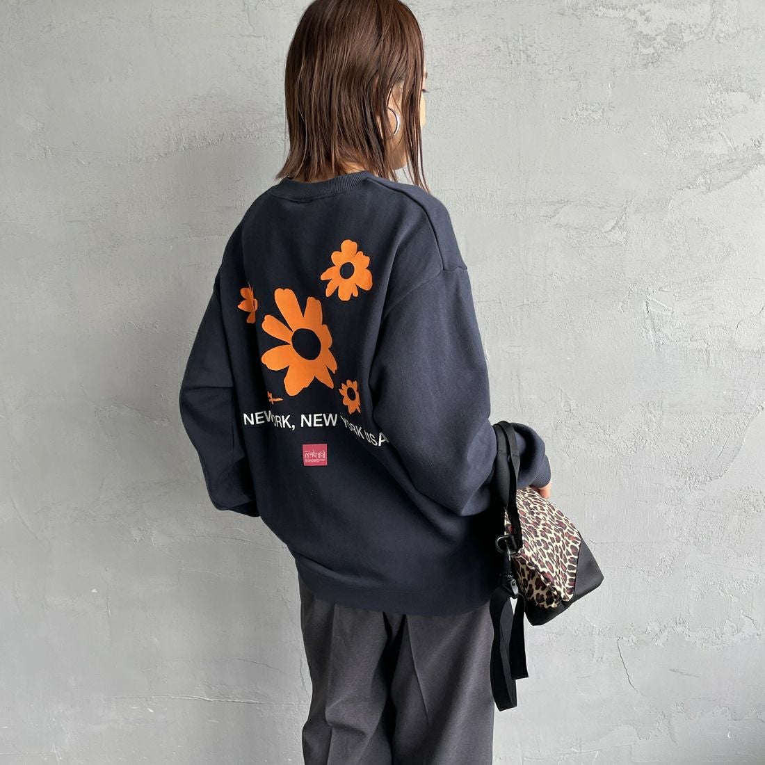 MANHATTAN PORTAGE [マンハッタンポーテージ] 別注 バックフラワープリント クルーネックスウェット [25FWMP-IN74-JF] NAVY &&モデル身長：160cm 着用サイズ：S&&
