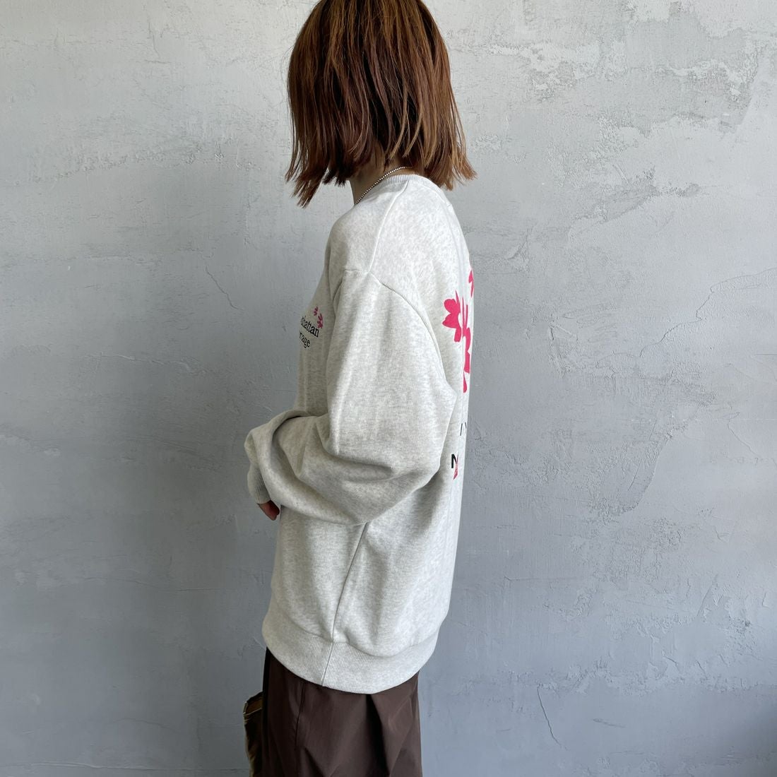 MANHATTAN PORTAGE [マンハッタンポーテージ] 別注 バックフラワープリント クルーネックスウェット [25FWMP-IN74-JF] OATMEAL &&モデル身長：158cm 着用サイズ：S&&