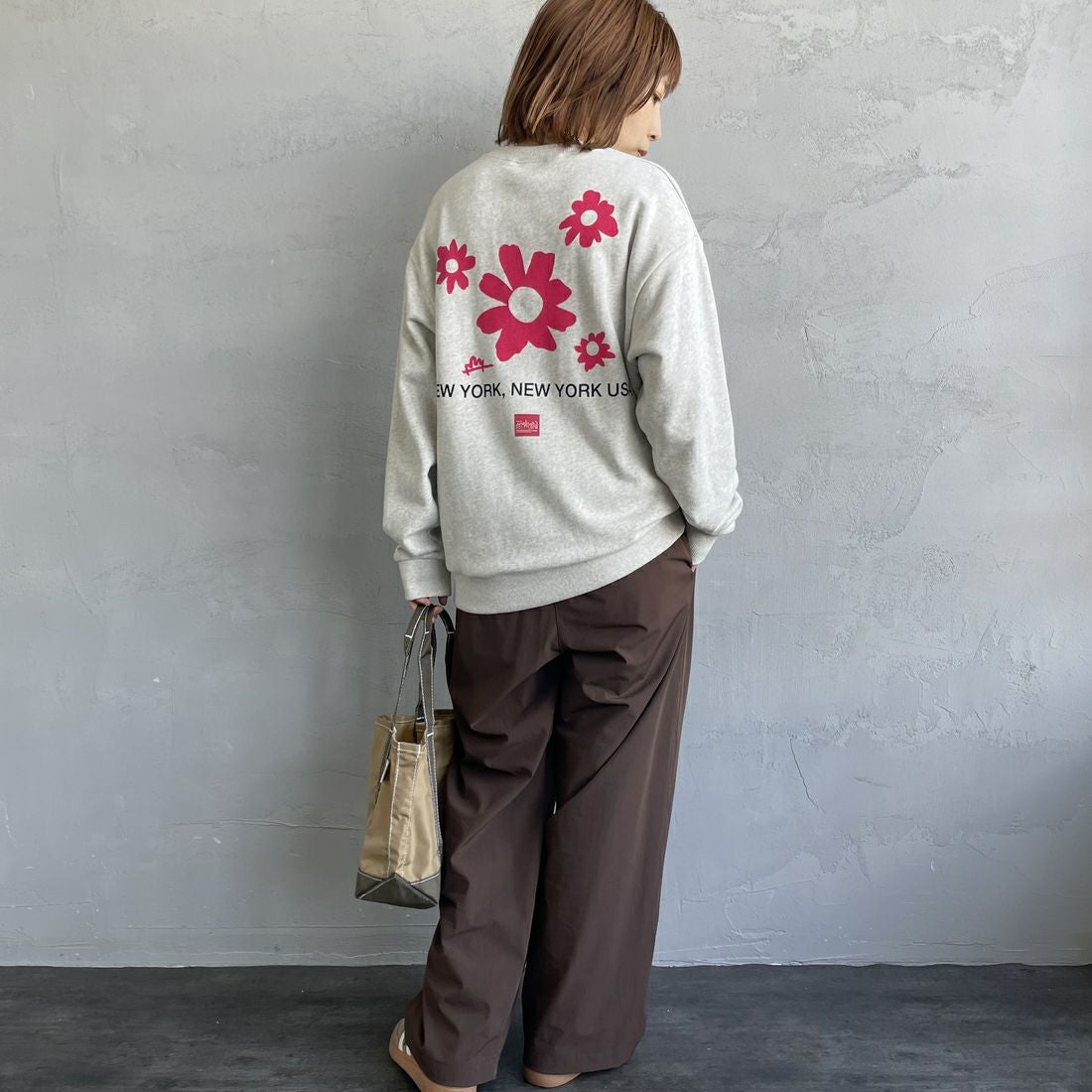 MANHATTAN PORTAGE [マンハッタンポーテージ] 別注 バックフラワープリント クルーネックスウェット [25FWMP-IN74-JF] OATMEAL &&モデル身長：158cm 着用サイズ：S&&