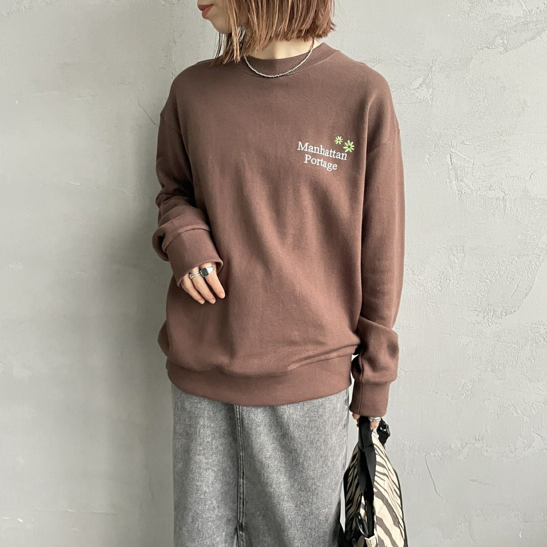 MANHATTAN PORTAGE [マンハッタンポーテージ] 別注 バックフラワープリント クルーネックスウェット [25FWMP-IN74-JF] D.BROWN &&モデル身長：158cm 着用サイズ：S&&