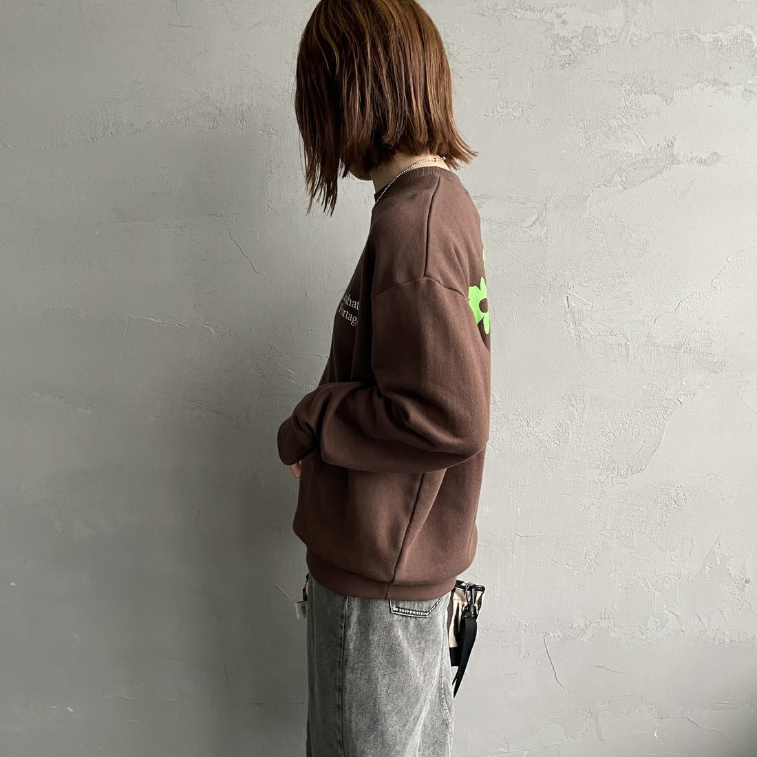 MANHATTAN PORTAGE [マンハッタンポーテージ] 別注 バックフラワープリント クルーネックスウェット [25FWMP-IN74-JF] D.BROWN &&モデル身長：158cm 着用サイズ：S&&