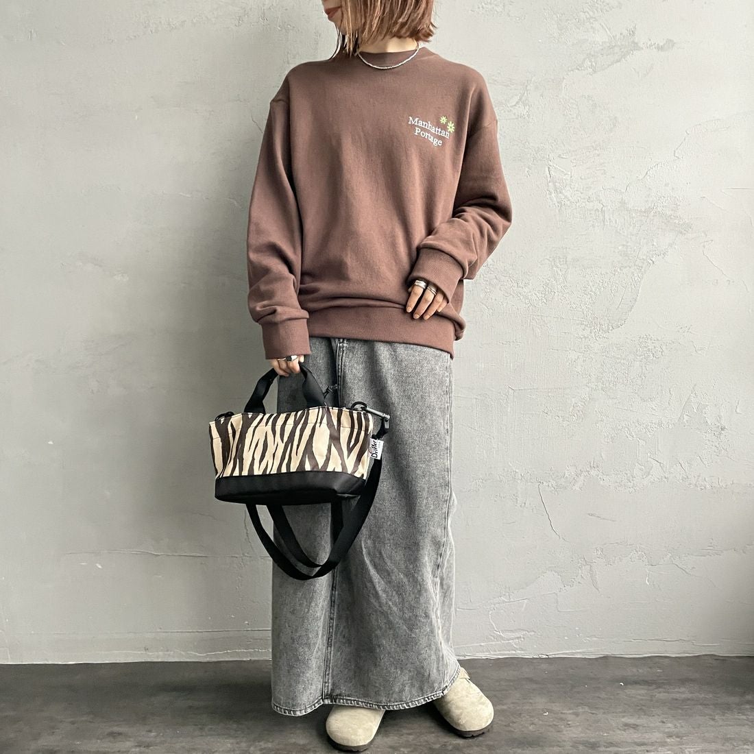 MANHATTAN PORTAGE [マンハッタンポーテージ] 別注 バックフラワープリント クルーネックスウェット [25FWMP-IN74-JF] D.BROWN &&モデル身長：158cm 着用サイズ：S&&