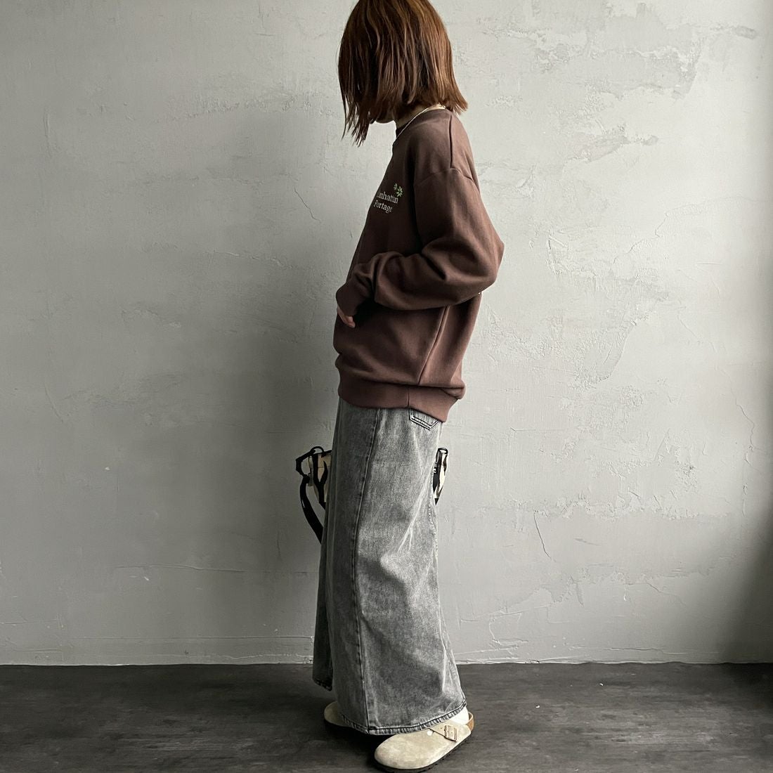 MANHATTAN PORTAGE [マンハッタンポーテージ] 別注 バックフラワープリント クルーネックスウェット [25FWMP-IN74-JF] D.BROWN &&モデル身長：158cm 着用サイズ：S&&