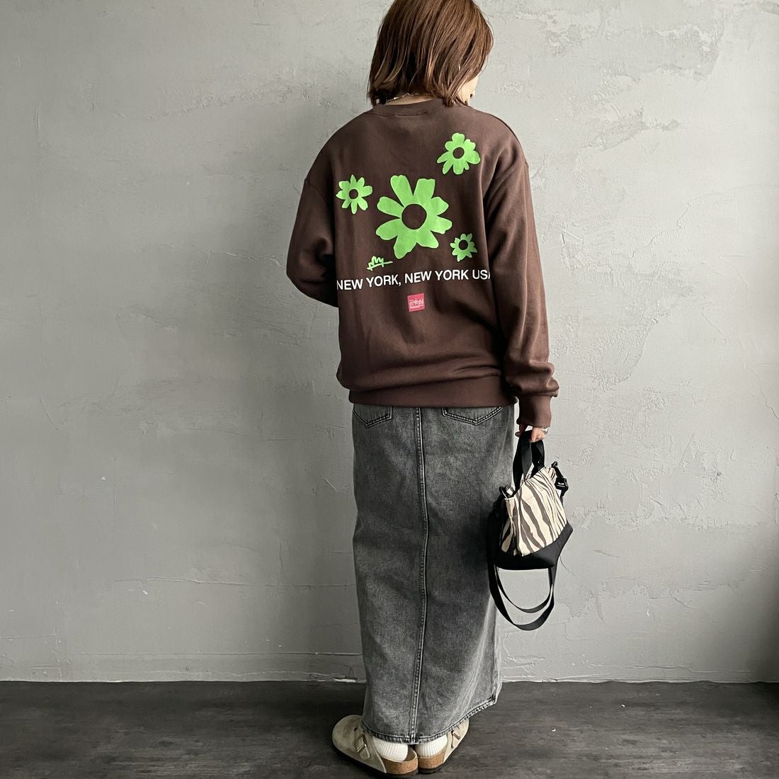 MANHATTAN PORTAGE [マンハッタンポーテージ] 別注 バックフラワープリント クルーネックスウェット [25FWMP-IN74-JF] D.BROWN &&モデル身長：158cm 着用サイズ：S&&