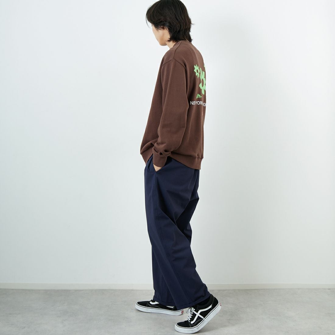 MANHATTAN PORTAGE [マンハッタンポーテージ] 別注 バックフラワープリント クルーネックスウェット [25FWMP-IN74-JF] D.BROWN &&モデル身長：179cm 着用サイズ：L&&