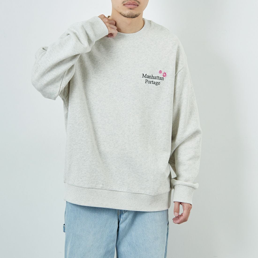 MANHATTAN PORTAGE [マンハッタンポーテージ] 別注 バックフラワープリント クルーネックスウェット [25FWMP-IN74-JF] OATMEAL &&モデル身長：167cm 着用サイズ：L&&