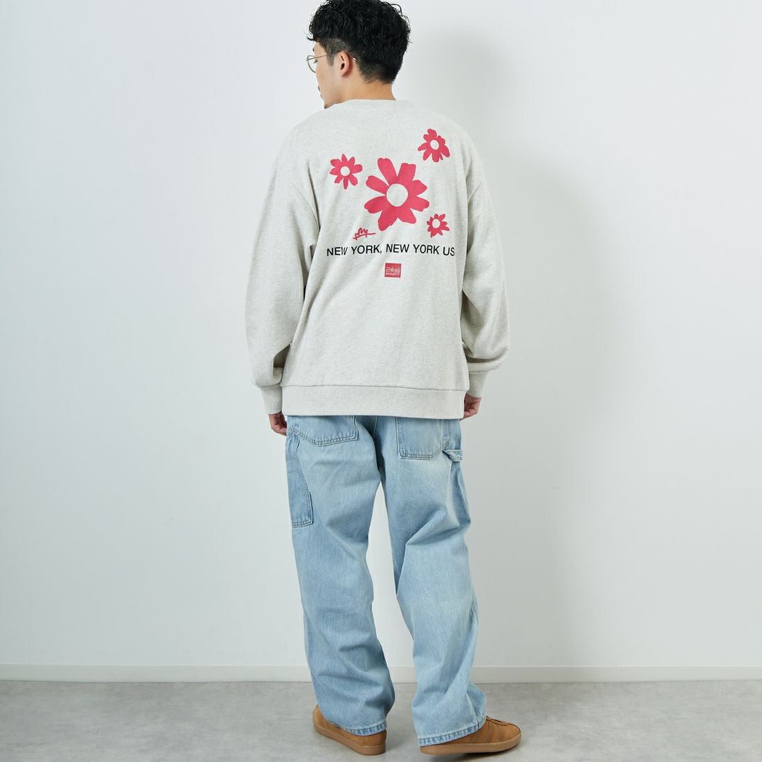 MANHATTAN PORTAGE [マンハッタンポーテージ] 別注 バックフラワープリント クルーネックスウェット [25FWMP-IN74-JF] OATMEAL &&モデル身長：167cm 着用サイズ：L&&
