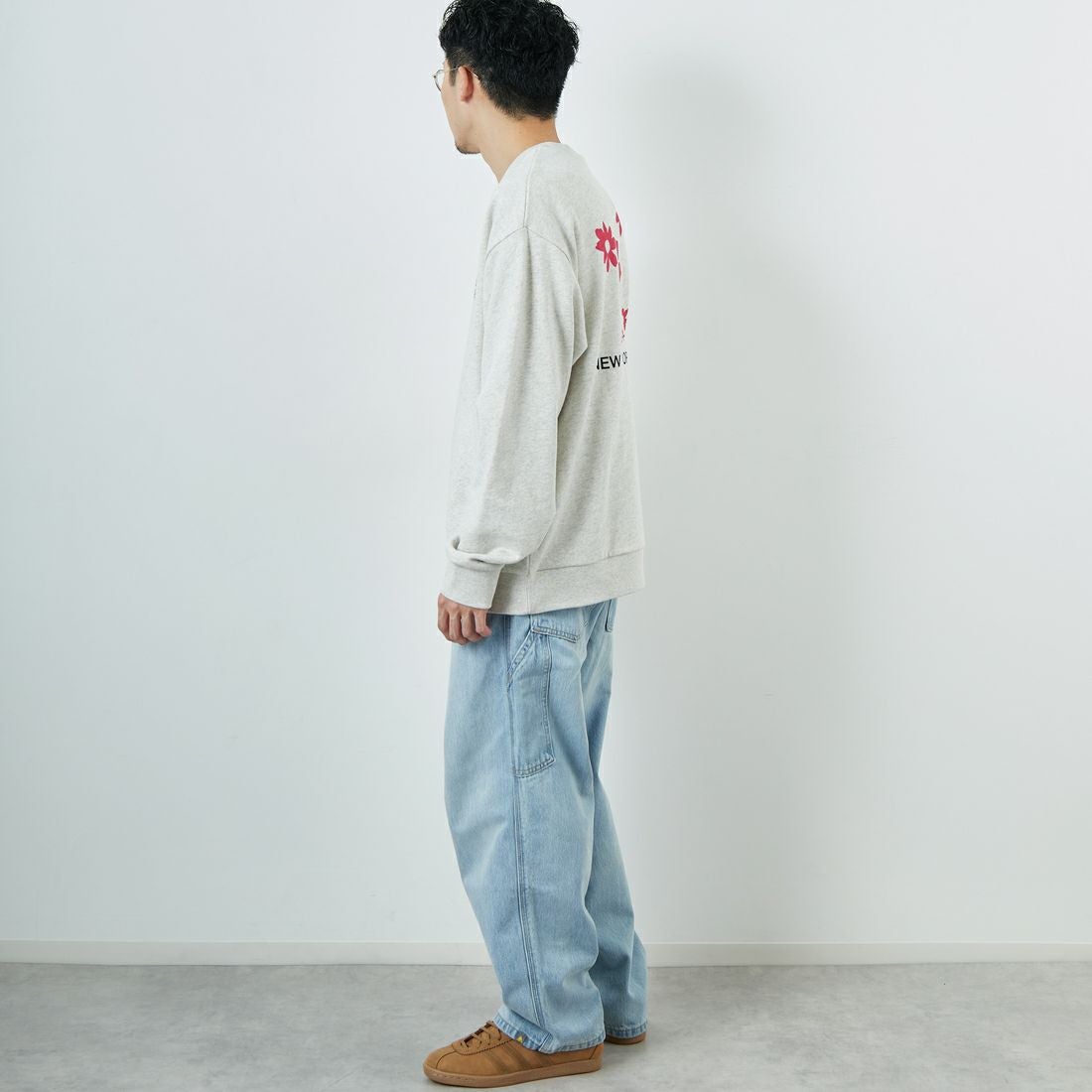 MANHATTAN PORTAGE [マンハッタンポーテージ] 別注 バックフラワープリント クルーネックスウェット [25FWMP-IN74-JF] OATMEAL &&モデル身長：167cm 着用サイズ：L&&