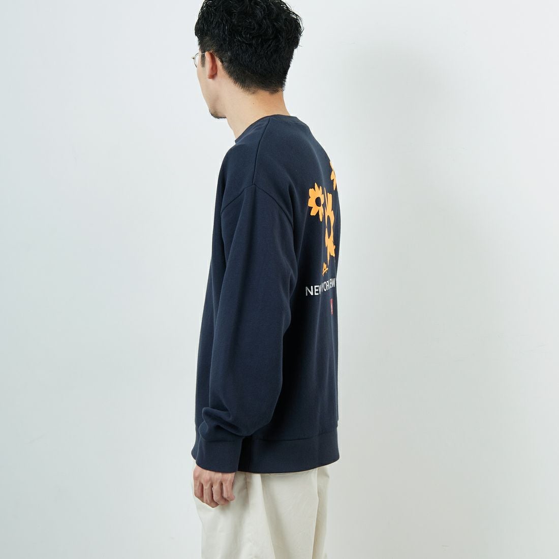 MANHATTAN PORTAGE [マンハッタンポーテージ] 別注 バックフラワープリント クルーネックスウェット [25FWMP-IN74-JF] NAVY &&モデル身長：167cm 着用サイズ：L&&