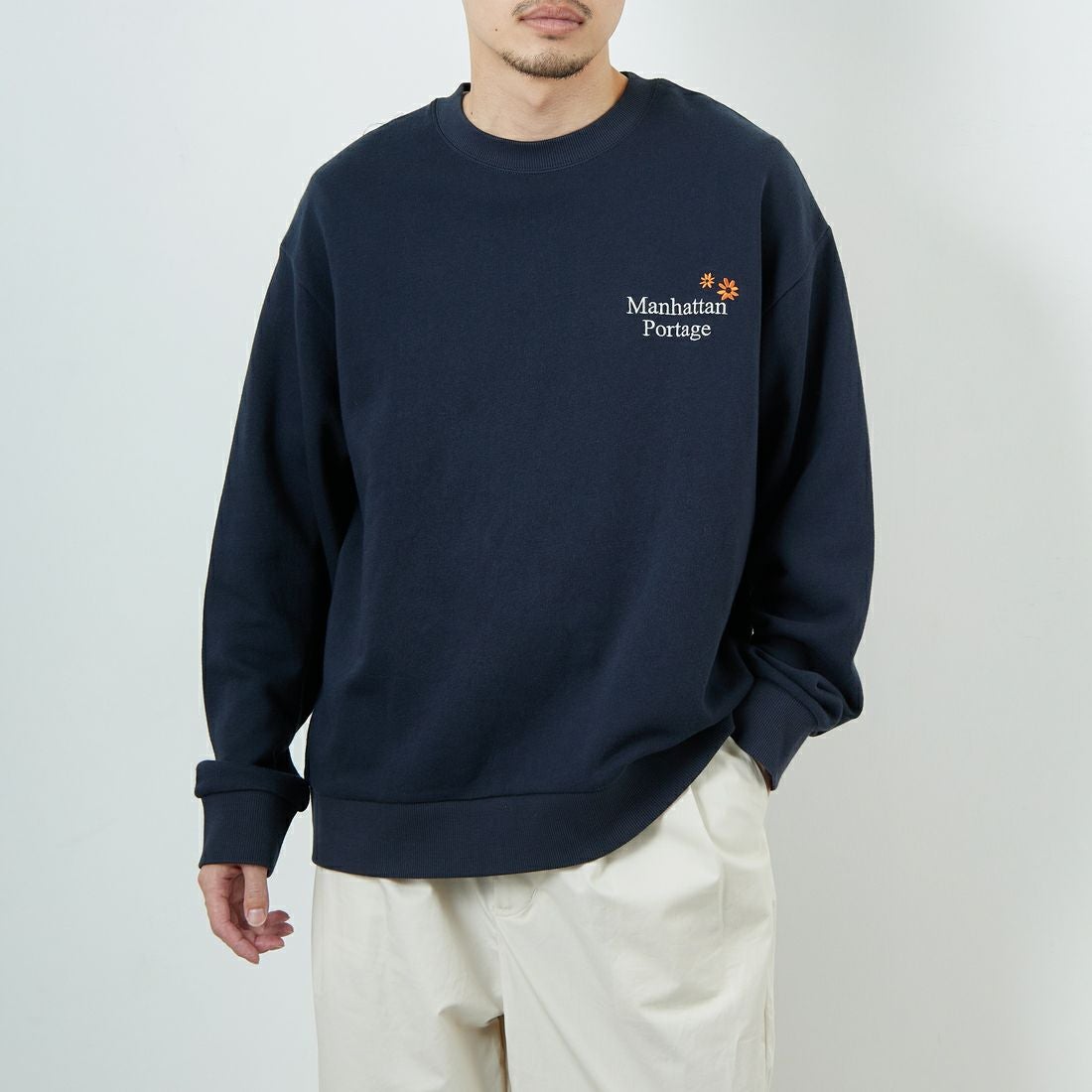 MANHATTAN PORTAGE [マンハッタンポーテージ] 別注 バックフラワープリント クルーネックスウェット [25FWMP-IN74-JF] NAVY &&モデル身長：167cm 着用サイズ：L&&