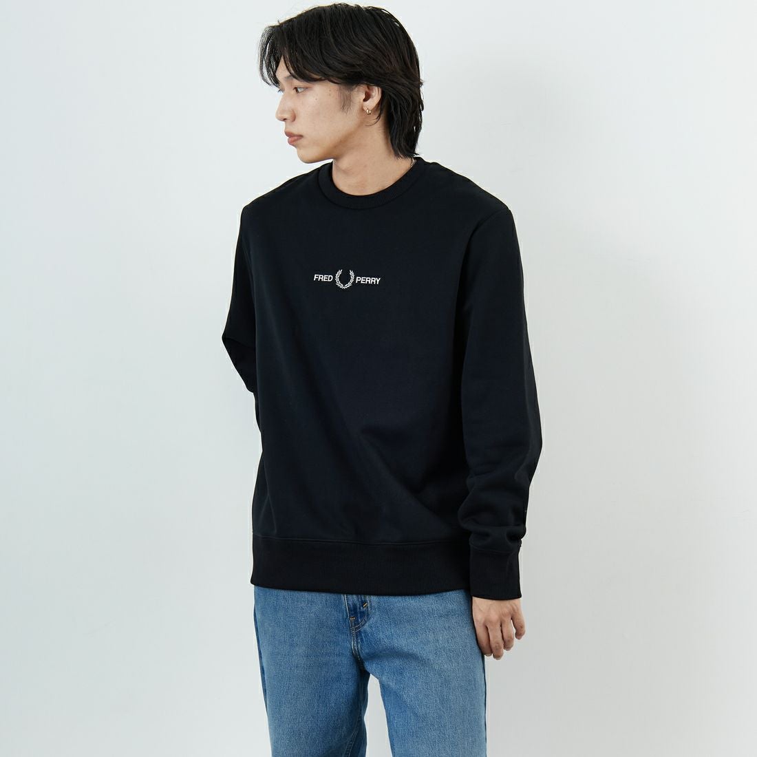 FRED PERRY [フレッドペリー] ローレルリースロゴ刺繍 クルーネックスウェット [M4727] 102 BLACK &&モデル身長：179cm 着用サイズ：XL&&