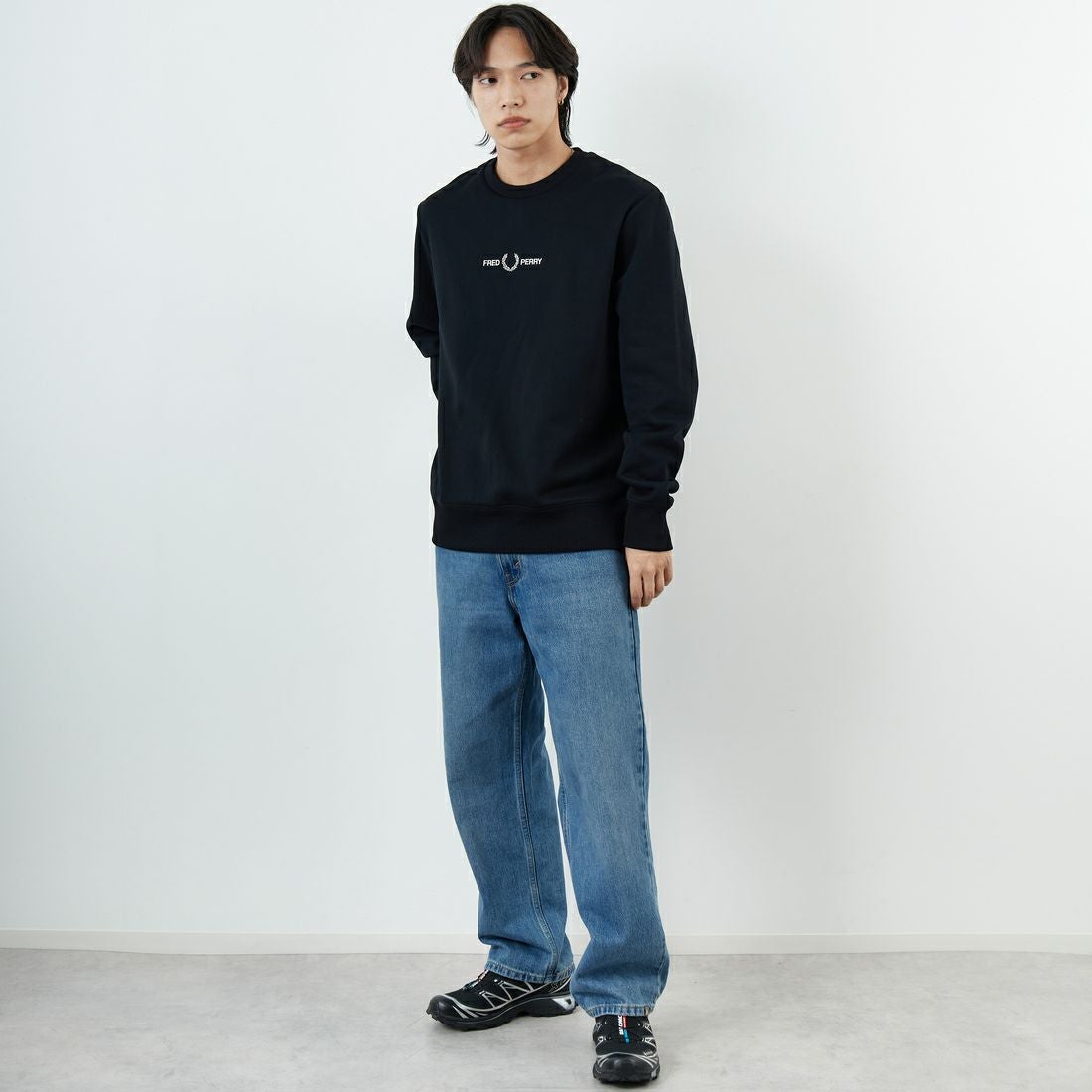 FRED PERRY [フレッドペリー] ローレルリースロゴ刺繍 クルーネックスウェット [M4727] 102 BLACK &&モデル身長：179cm 着用サイズ：XL&&