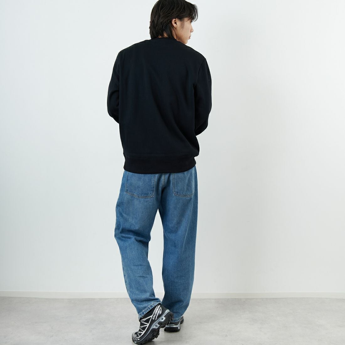 FRED PERRY [フレッドペリー] ローレルリースロゴ刺繍 クルーネックスウェット [M4727] 102 BLACK &&モデル身長：179cm 着用サイズ：XL&&