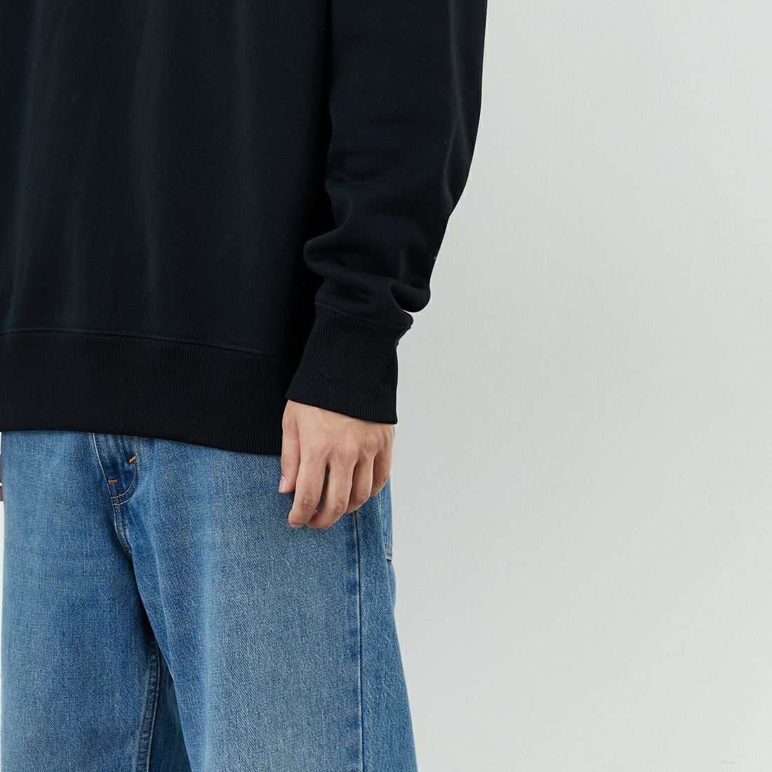 FRED PERRY [フレッドペリー] ローレルリースロゴ刺繍 クルーネックスウェット [M4727] 102 BLACK &&モデル身長：179cm 着用サイズ：XL&&