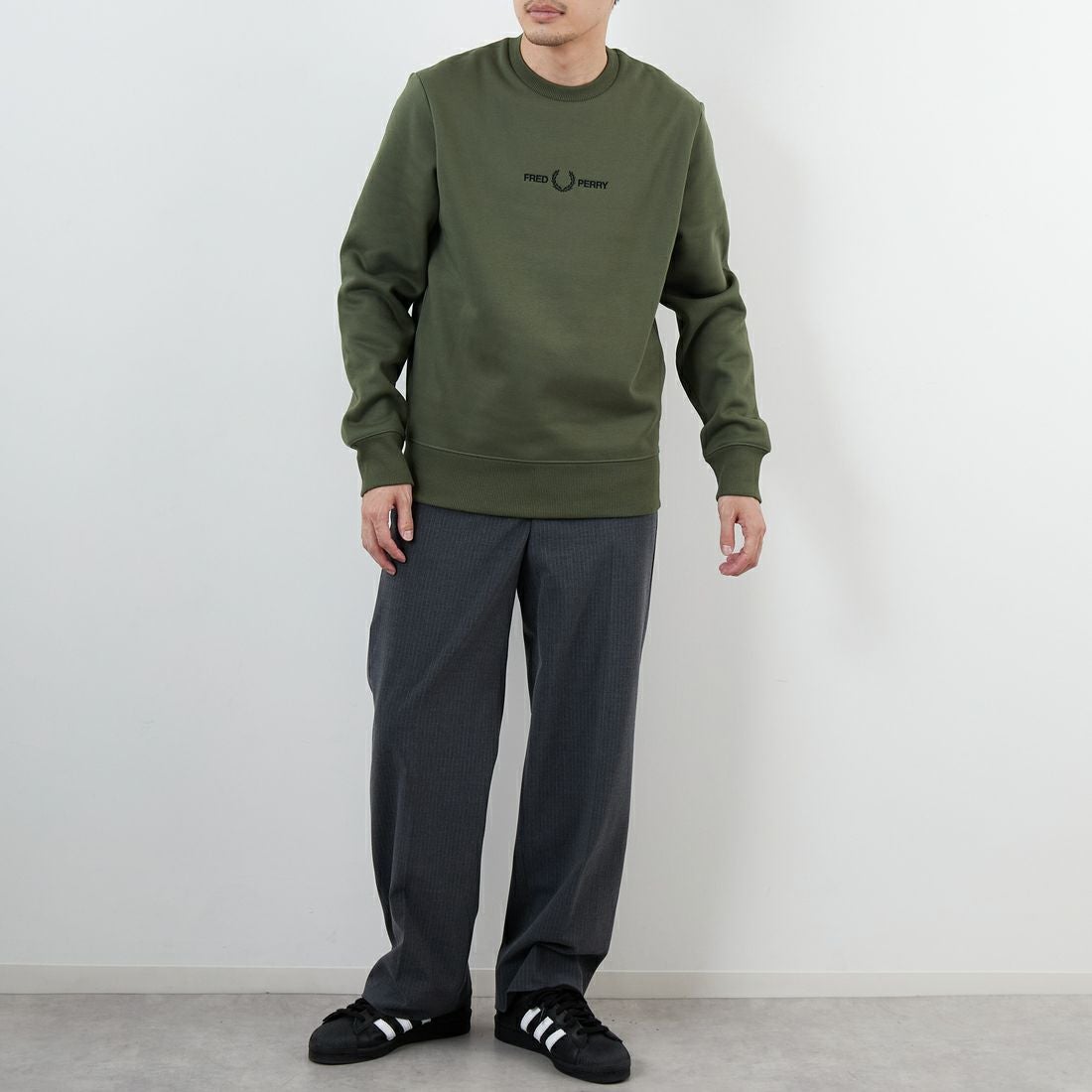 FRED PERRY [フレッドペリー] ローレルリースロゴ刺繍 クルーネックスウェット [M4727] W19 LAUREL &&モデル身長：168cm 着用サイズ：M&&