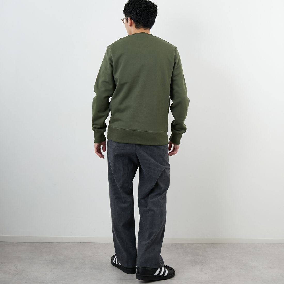 FRED PERRY [フレッドペリー] ローレルリースロゴ刺繍 クルーネックスウェット [M4727] W19 LAUREL &&モデル身長：168cm 着用サイズ：M&&