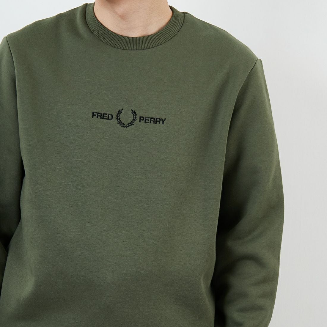 FRED PERRY [フレッドペリー] ローレルリースロゴ刺繍 クルーネックスウェット [M4727] W19 LAUREL &&モデル身長：168cm 着用サイズ：M&&