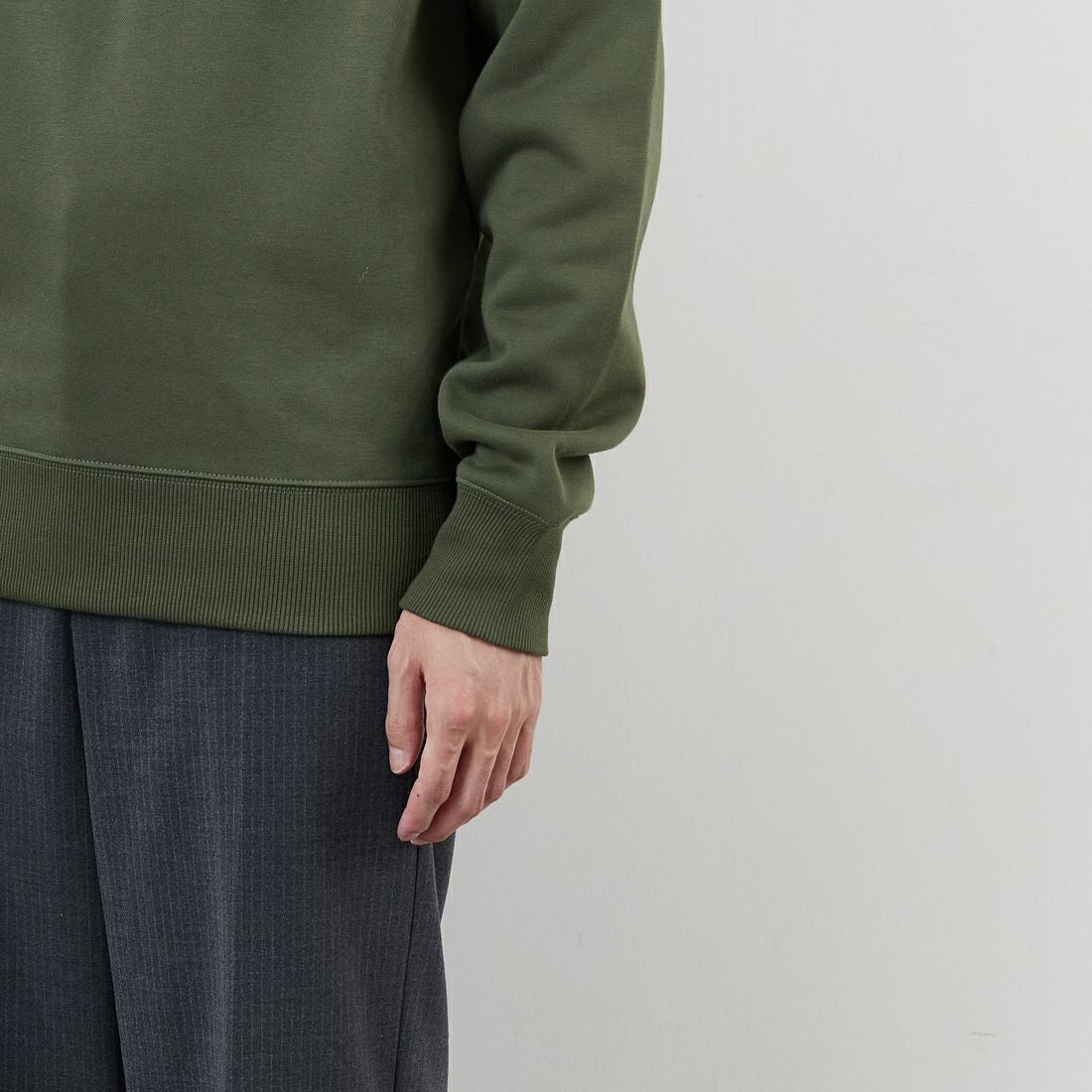 FRED PERRY [フレッドペリー] ローレルリースロゴ刺繍 クルーネックスウェット [M4727] W19 LAUREL &&モデル身長：168cm 着用サイズ：M&&